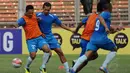 Ngurah Wahyu (kedua dari kiri) mencoba menahan laju Rahmad Afandi saat berlatih bersama Indonesia All Star di stadion GBK Jakarta, (1/6/2014). (Liputan6.com/Helmi Fithriansyah)