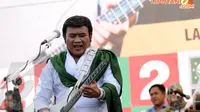 Petikan gitar dari Rhoma Irama masih mampu menghipnotis massa PKB yang hadir saat kampanye di lapangan Pulomas, Jakarta pada Senin 24 Maret 2014 (Liputan6.com/Helmi Fithriansyah)