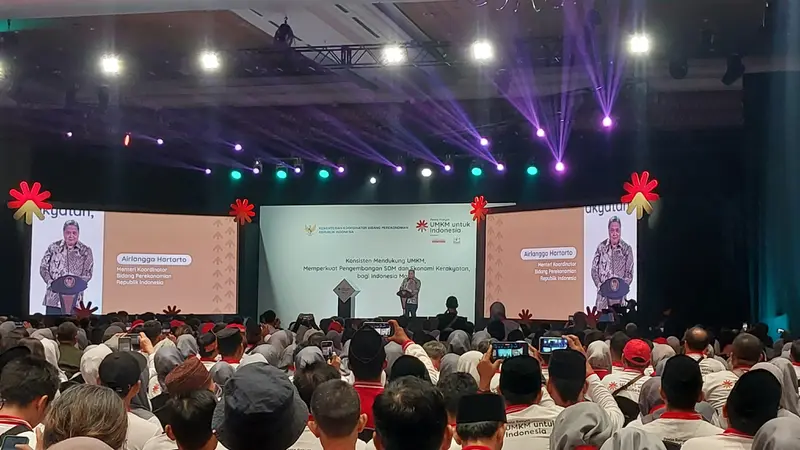 Menteri Koordinator Bidang Perekonomian, Airlangga Hartarto dalam Pesta Rakyat UMKM Indonesia yang digelar PT HM Sampoerna Tbk, di JCC Senayan, Jakarta, Senin (22/7/2024). (Arief/Liputan6.com)