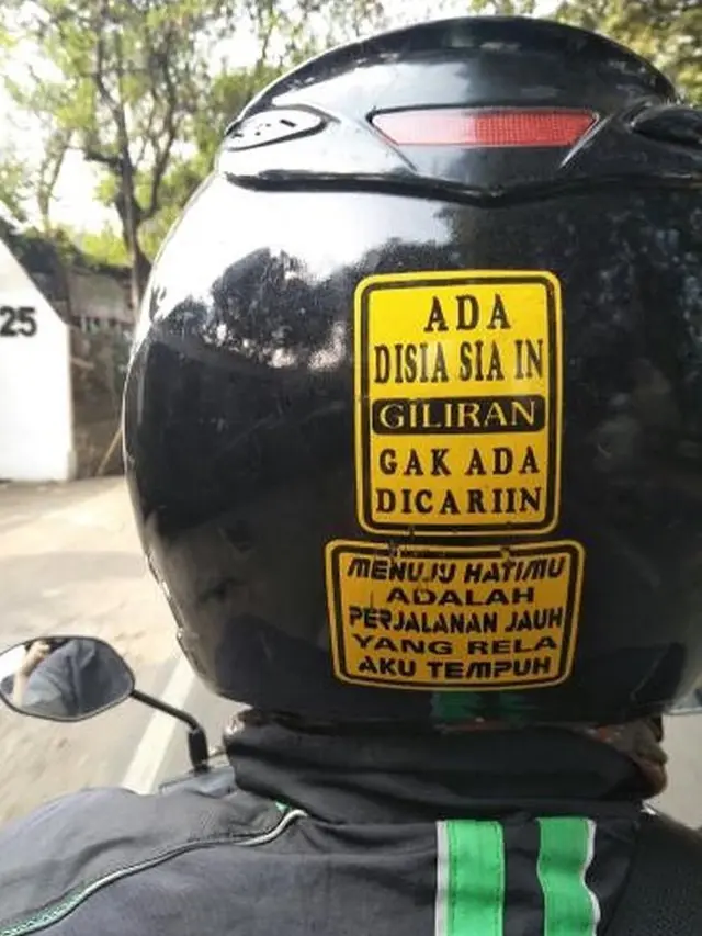 6 Stiker Tanda Kebelet Nikah di Helm Ini Bikin Ketawa Geli