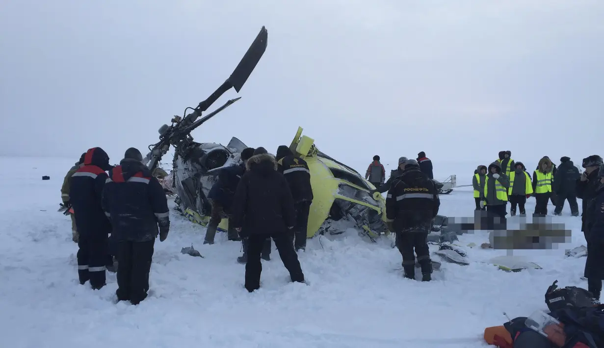 Petugas saat mengevakuasi para korban kecelakaan helikopter di dekat kota Igarka, Krasnoyarsk , Rusia, Kamis (26/11). Belum diketahui penyebab jatuhnya helikopter tersebut. (REUTERS)