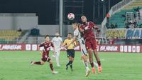 Striker PSM Makassar, Alex Tanque berduel dengan bek Persita Tangerang, Tamirlan Kozubaev dalam laga pekan ke-24 BRI Super League 2025/2026 di Stadion Gelora BJ. Habibie, Parepare, Senin (2/3/2026). (Dok. PSM)