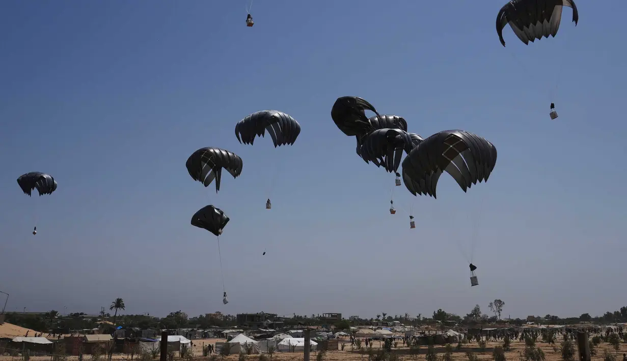 Langit Gaza kembali dihiasi parasut-parasut yang membawa paket bantuan kemanusiaan. (AP Photo/Abdel Kareem Hana)