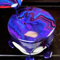 Mirror glaze cake. (Sumber Foto: Chelsweets Bakery/Youtube)