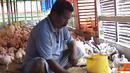 Citizen6, Sumenep: Salah seorang peternak sedang memberi pakan yang dicampur obat untuk mencegah penyakit pada ayam akibat cuaca buruk yang terjadi.