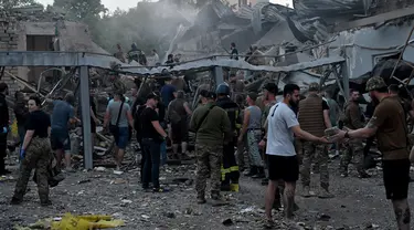 Tim penyelamat dan relawan bekerja menyelamatkan orang-orang dari bawah reruntuhan setelah serangan rudal Rusia menghantam sebuah restoran dan beberapa rumah di Kramatorsk, Ukraina timur, pada 27 Juni 2023. (AFP/Genya Savilov)