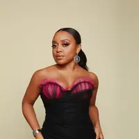 Quinta Brunson dengan gaya rambut low ponytail. Low ponytail yang sleek dan tampak mengalir membuat rambutnya terlihat panjang dengan keriting yang glamor. Foto: Instagram.