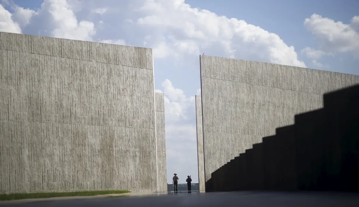 Petugas berjaga di Flight 93 National Memorial lokasi kecelakaan pesawat United Airlines 93 yang dibajak pada serangan 9/11, Shanksville, Pennsylvania, AS (9/9/2015). Monumen diresmikan Sehari sebelum peringatan, 10 September 2015. (REUTERS/Mark Makela)