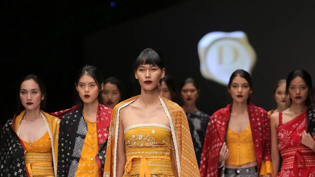 4 Ksatria Dewi Fashion Knights tutup Jakarta Fashion Week 2019 dengan memukau