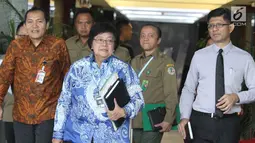 Menteri LHK, Siti Nurbaya berjalan meninggalkan Gedung KPK seusai melakukan konsultasi, Jakarta, Senin (19/2). Salah satu yang dikonsultasikan Menteri Siti Nurbaya tentang tindak lanjut dari permohonan praperadilan DL Sitorus. (Liputan6.com/Angga Yuniar)
