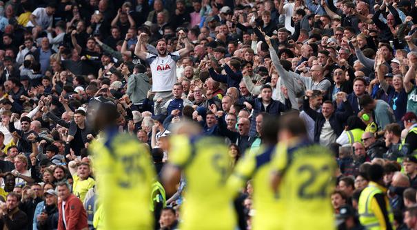 Perasaan bahagia tak mampu ditutupi para penggawa dan pendukung dari Tottenham Hotspurs setelah berahasil mentas dari zona degradasi Liga Inggris 2025/2026. (AFP/Adrian Dennis)