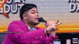 "Keisya kamu kalau lagi kurang enak badan, kalau nyanyi ajak dia (Dila). Dia nyanyi di belakang, lu lipsync," kata Ivan Gunawan. (Foto: YouTube/ Rising Star Dangdut)