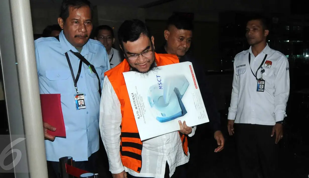 Anggota DPRD Sumut 2014 - 2019 F-PAN, Kamaluddin Harahap keluar dari gedung KPK usai menjalani pemeriksaan, Jakarta, Senin (23/11/2015). Kamaluddin ditahan karena diduga menerima suap dari Gatot Pujo Nugroho. (Liputan6.com/Helmi Afandi)