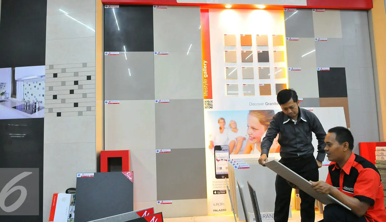Suasana salah satu toko penjual keramik di Jakarta, Selasa (29/11). Pada 2017, penjualan keramik diperkirakan naik 5% menjadi 357 juta m2. (Liputan6.com/Angga Yuniar)