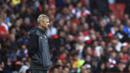 Manajer Arsenal, Arsene Wenger, mengamati anak asuhnya saat menghadapi Benfica pada laga Emirates Cup di Stadion Emirates, London, Sabtu (29/7/2017). Arsenal menang 5-2 atas Benfica). (AP/John Walton) 