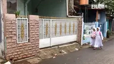 Dua hari usai penggeledahan, kini kondisi rumah berlantai dua itu sepi dari aktivitas penghuni.