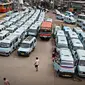 Puluhan mikrolet mengantre menunggu penumpang di Terminal Kampung Melayu, JakartaTimur, Selasa (17/11). Dinas Perhubungan DKI Jakarta menunda penerapan sanksi bagi angkutan umum yang tidak menutup pintu saat berjalan. (Liputan6.com/Immanuel Antonius)