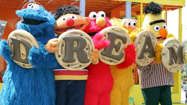 Karakter Sesame Street dalam ultah Universal Studios Japan, Osaka 20 April 2006. (AFP PHOTO/Yoshikazu TSUNO  AFP PHOTO/Yoshikazu TSUNO)
