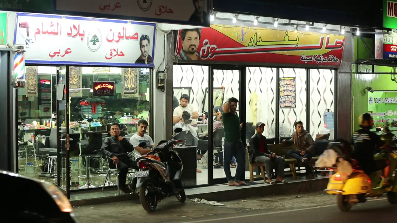 Toko-toko dengan plang beraksara Arab di Warung Kaleng, Cisarua, Jawa Barat. (Liputan6.com/Mochamad Khadafi)