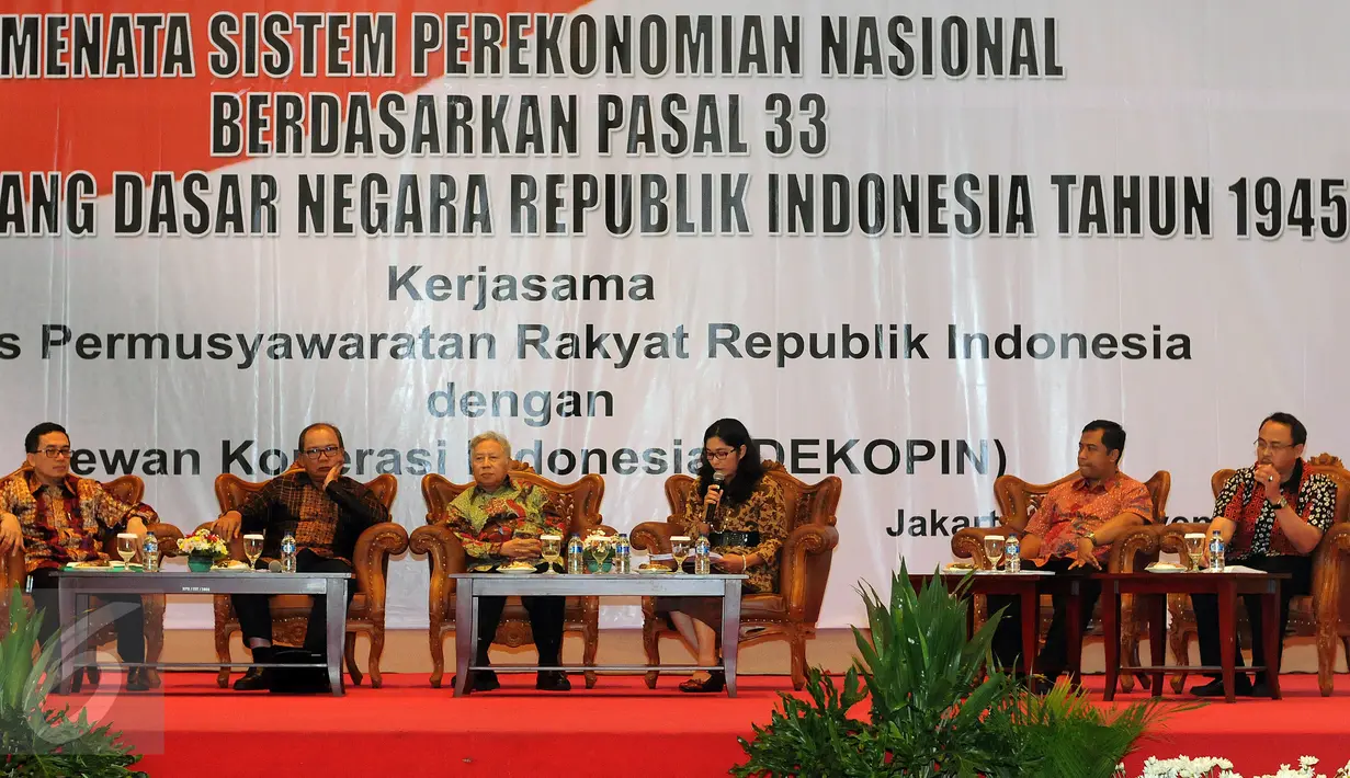 Sejumlah narasumber bersiap mempresentasikan makalah pada diskusi Menata Sistem Perekonomian Nasional berdasarkan Pasal 33 UUD NKRI tahun 1945 di Gedung Nusantara IV Kompleks Parlemen, Jakarta, Kamis (26/11/2015). (Liputan6.com/Helmi Fithriansyah)