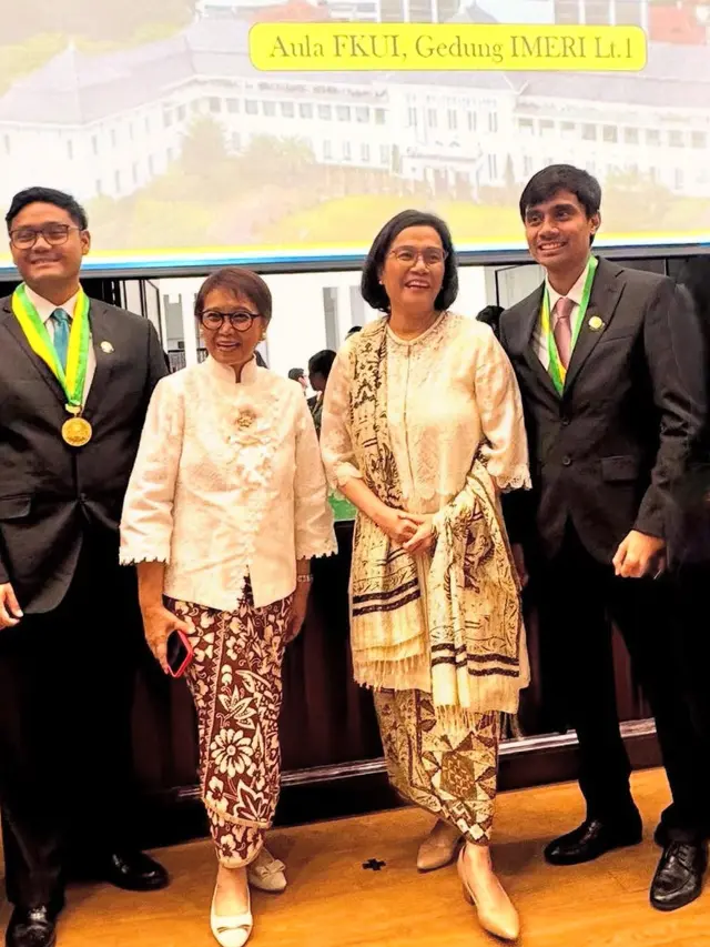 Sri Mulyani dan Retno Marsudi di wisuda putranya di FK UI. [@smindrawati]