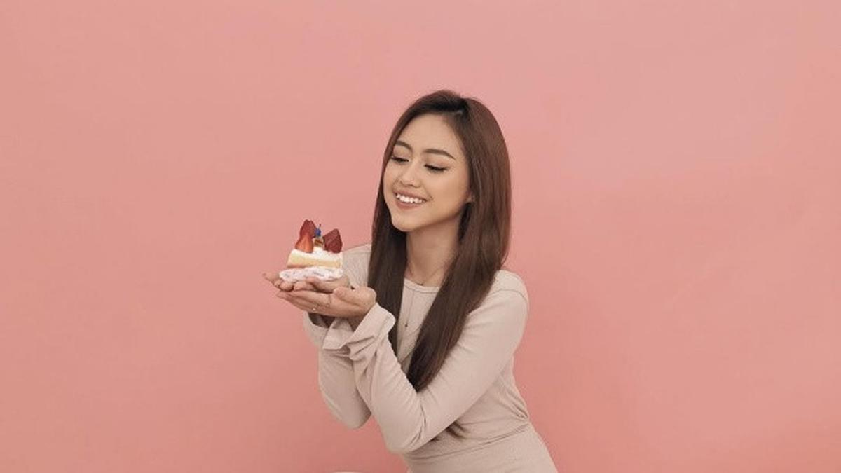5 Pesona Sisca Saras di Pemotretan Spesial Ulang Tahun, Kenakan Gaun Warna Nude Penuh Pesona