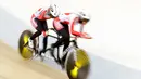 Pesepeda Indonesia Ni'mal Magfiroh dan Sri Sugiyanti memacu kecepatan pada nomor 3.000 meter persuit individu B saat Asian Track Championship 2019 di Veledrome, Jakarta, Jumat (11/1). Pasangan ini berhasil meraih perak. (Bola.com/Yoppy Renato)