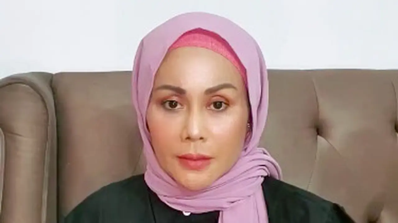 Potret Terbaru Mak Vera Mantan Manajer Olga Syahputra, Kini Mantap Tampil Berhijab. (Sumber: Instagram/makverazanobia)