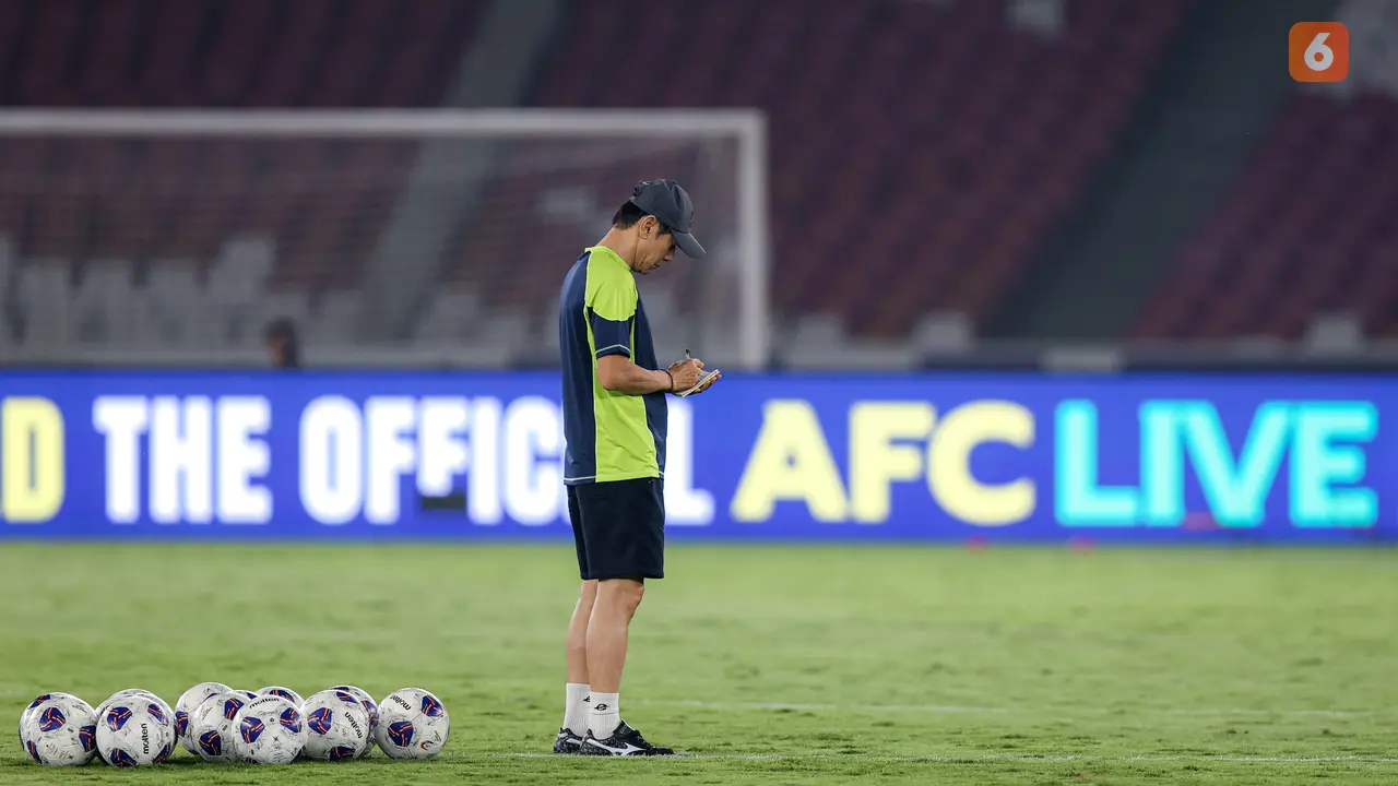 Foto: Shin Tae-yong Cek Langsung Kondisi Rumput GBK Jelang Laga Timnas Indonesia Vs Jepang di Kualifikasi Piala Dunia 2026