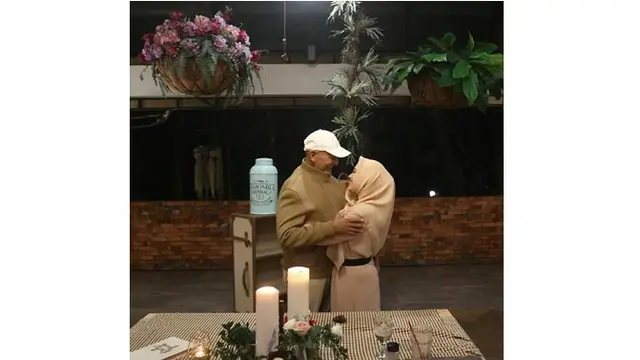 7 Potret Mesra Mark Sungkar dan Istri, Terpaut Usia 45 Tahun