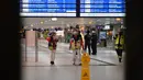 Petugas darurat mengamankan lokasi setelah seorang pria bersenjata kapak mengamuk di sebuah stasiun kereta api di Dusseldorf, Jerman, Kamis (9/3). Polisi belum merilis identitas pelaku dan motif serangan dalam penyelidikan. (Patrik STOLLARZ/AFP)
