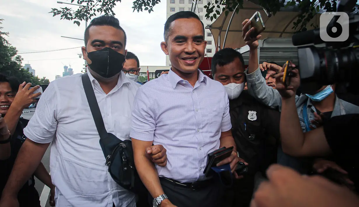 Mantan Kepala Bea Cukai Yogyakarta Eko Darmanto usai diperiksa di Gedung Merah Putih KPK, Jakarta, Selasa (7/3/2023). KPK melakukan pemeriksaan terhadap Eko Darmanto untuk dimintai klarifikasi terkait Laporan Harta Kekayaan Penyelenggara Negara (LHKPN) sebesar Rp 15,7 miliar. (Liputan6.com/Faizal Fanani)