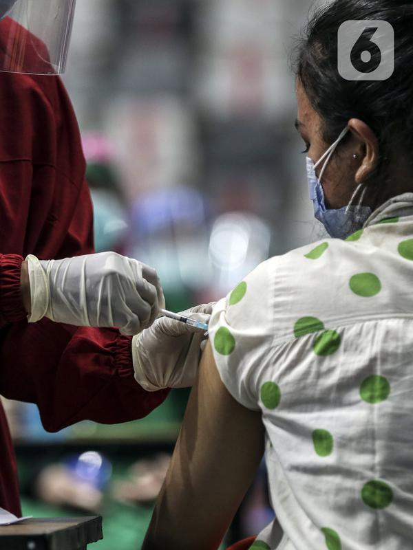 Vaksinator menyuntikkan vaksin COVID-19 dosis pertama produksi Sinovac kepada tenaga kesehatan saat vaksinasi massal di Istora Senayan, Jakarta, Kamis (4/2/2021). Kegiatan yang digelar Kemenkes dan Pemprov DKI Jakarta tersebut sebagai upaya percepatan vaksinasi COVID-19. (Liputan6.com/Johan Tallo)