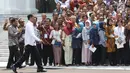 Presiden Jokowi berjalan bersiap melakukan foto bersama perwakilan nelayan di Istana Negara, Jakarta, Selasa (8/5). Dalam kesempatan itu presiden mengajak nelayan meninggalkan cantrang yang dapat merusak ekosistem air laut. (Liputan6.com/Angga Yuniar)