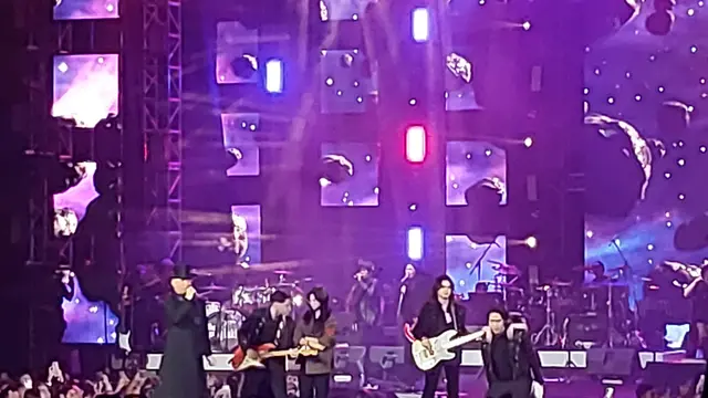 Momen Ahmad Dhani Tiup Lilin di Konser 51 Tahun Kerajaan Cinta Ahmad Dhani