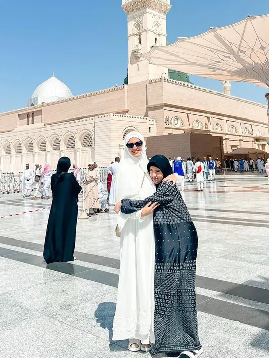 Mikhayla yang sudah ABG tinggi badannya hampir menyamai Nia Ramadhani. Momen Mikhayla umrah bersama ibunya ini curi perhatian warganet. Warganet memuji kekompakan keduanya saat di Tanah Suci. (Liputan6.com/IG/ramadhaniabakrie)