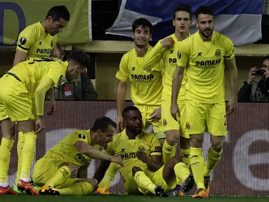 Para pemain Villareal merayakan gol yang dicetak Cedric Bakambu (tengah) saat melawan Bayer Leverkusen pada leg pertama 16 besar Liga Europa di Stadion El Madrigal, Villareal, Jumat (11/3/2016) dini hari WIB. (AFP/Jose Jordan)