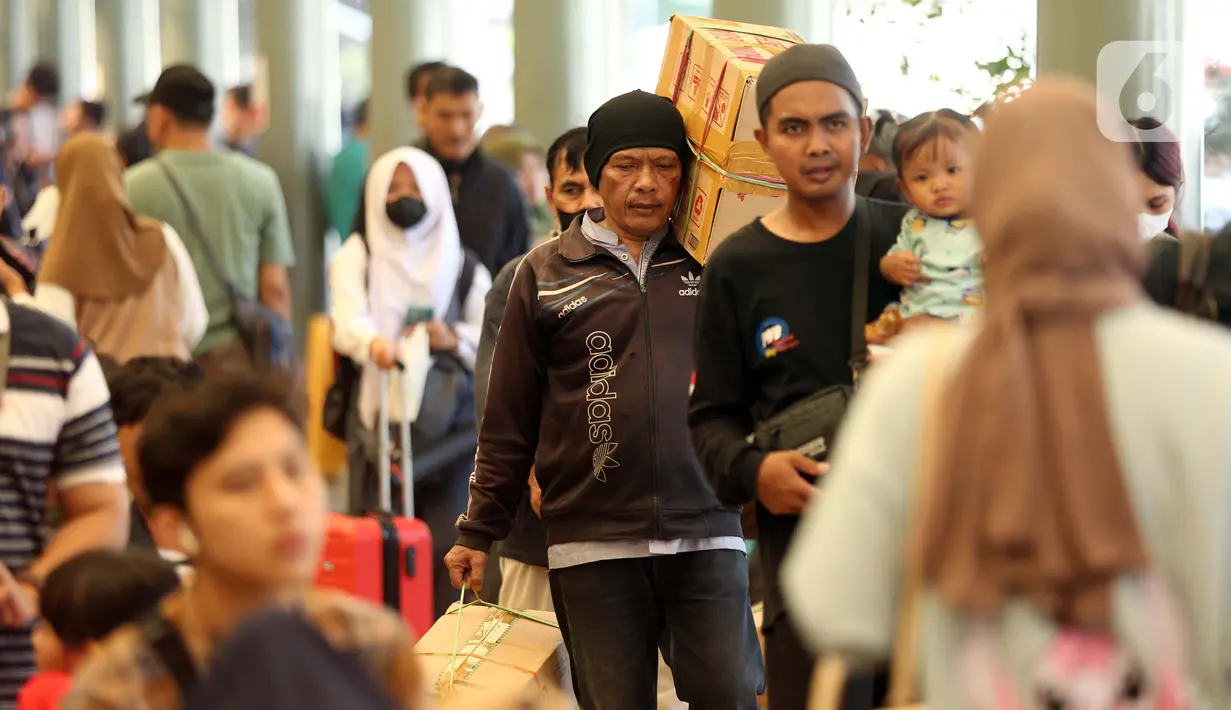 Jumlah ini sedikit menurun dibandingkan Sabtu (6/4/2024) yang mencapai 27.191 penumpang. (Liputan6.com/Helmi Fithriansyah)