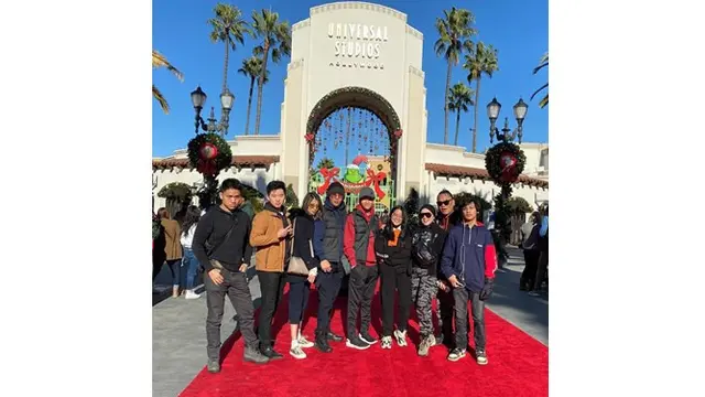 Ketiganya dan keluarga Uya Kuya memanfaatkan waktu bersama dengan berkunjung di Universal Studios Hollywood.
