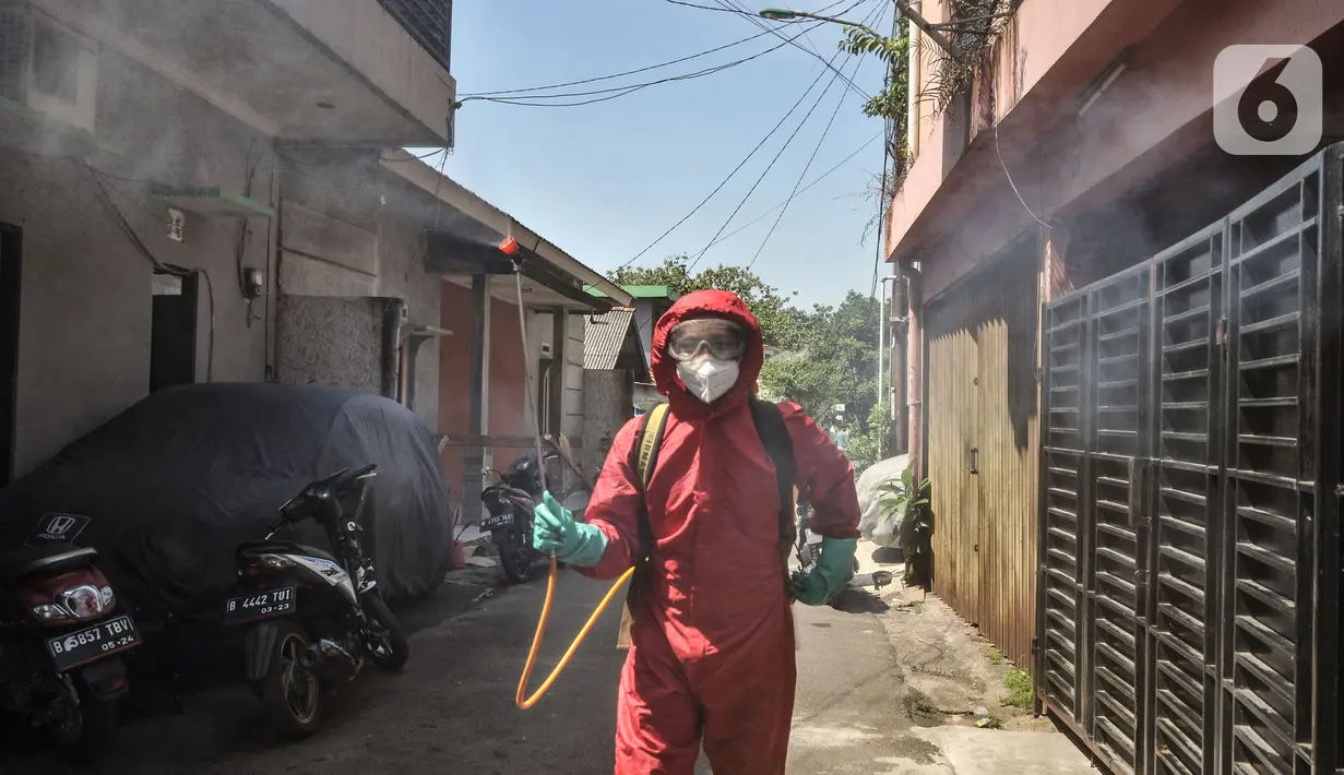 Petugas damkar Kecamatan Cipayung menyemprotkan disinfektan saat sterilisasi wilayah Zona Merah di RT 003/003, Cilangkap, Jakarta, Selasa (25/5/2021). Petugas terus melakukan pencegahan penyebaran Covid-19 di kawasan ini, salah satunya dengan menyemprotkan disinfektan. (merdeka.com/Iqbal S Nugroho)