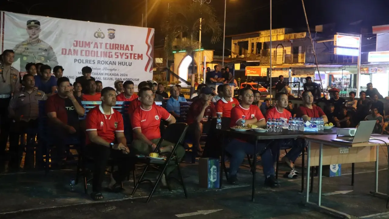 Polres Rokan Hulu bersama warga menonton Timnas Indonesia dalam kualifikasi piala dunia.