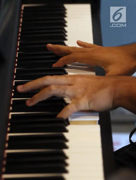 Seorang anak berkebutuhan khusus melakukan latihan piano di Daya Pelita Kasih Center, Pejaten, Jakarta, Kamis (24/5). Pelatihan piano tersebut menggunakan metode-metode khusus yang disesuaikan dengan keterbatasan para murid. (Liputan6.com/Arya Manggala)