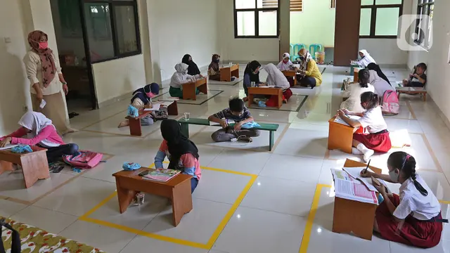 FOTO: Terkendala Kuota, Siswa Belajar Daring di Aula Kelurahan