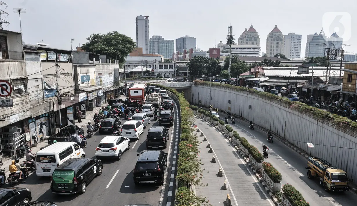 Kendaraan terjebak macet akibat penutupan Underpass Senen, Jakarta, Rabu (1/7/2020). Penutupan underpass tersebut menyebabkan kemacetan panjang karena jalan menyempit ditambah adanya perlintasan kereta api. (merdeka.com/Iqbal S. Nugroho)