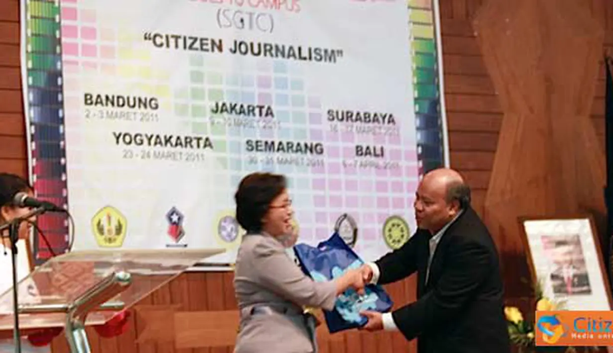 Citizen6, Jakarta: Penyerahan kenang-kenanganan SCTV-IISIP (Pengirim: Ady Permadi)