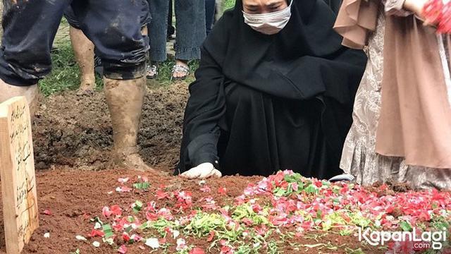 6 Potret Suasana Pemakaman Ayah Ria Ricis dan Oki Setiana Dewi, Penuh Duka