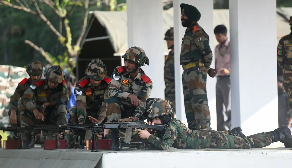 Seorang kadet perempuan Afghanistan melakukan latihan menembak sasaran di Chennai, Rabu (19/12). Sembilan belas kadet tentara Afghanistan perempuan mengambil bagian dalam program pelatihan militer India. (ARUN SANKAR / AFP)