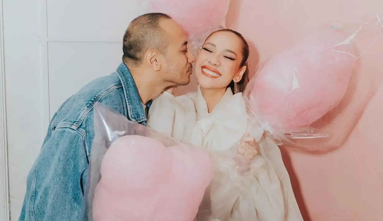 Tahun 2024 menjadi tahun pertama BCL dan Tiko Aryawardhana merayakan Valentine sebagai suami istri. Untuk merayakan Valentine pertamanya bersama BCL, Tiko memberikan gula kapas warna pink dengan bentuk Micky Mouse. Tak lupa Tiko memberikan bunga untuk BCL yang sudah dipersiapkan bareng Noah. Meski sudah menikah, keromantisan BCL dan Tiko bak pasangan ABG. (Liputan6.com/IG/@tikoaryawardhana)