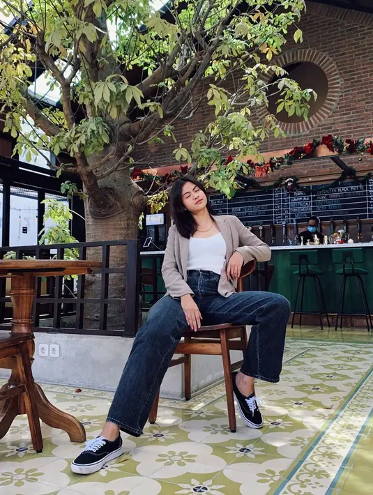 Selain gaya kasual, Hana Saraswati rupanya kerap tampil dengan busana yang tak terlalu mencolok. Seperti sedang hangout, wanita 24 tahun ini memilih memakai celana jeans yang dipadukan dengan cardigan krem dan tanktop putih. (Liputan6.com/IG/@hanahaho)