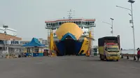 Tidak Ada Antrian Kendaraan Untuk Masuk Kapal Di Pelabuhan Merak. (Minggu, 09/05/2021). (Liputan6.com/Yandhi Deslatama).